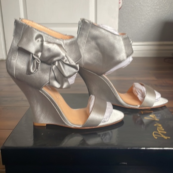 Light gray pour la Victoria wedge satin heel with bow. Beautiful shoe! - Picture 5 of 9